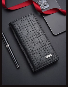 Portefeuille long noir pour homme en cuir avec motif géométrique et fentes pour cartes élégantes.
