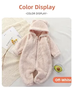 Détail de la barboteuse en peluche blanc cassé avec oreilles d'ours et fermeture éclair