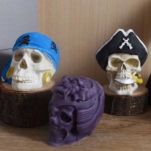 Détails des moules en silicone de crânes de pirates et bougies sur un socle en bois rustique