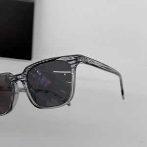 Lunettes de soleil carrées gris translucide pour femmes avec rivets métalliques