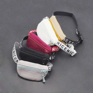 Mini sacs banane pour poupées en cinq couleurs avec bandoulière 'NICE' réglable