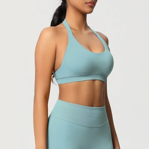 Détail du soutien-gorge de sport dos nu bleu clair avec texture respirante et bande de maintien