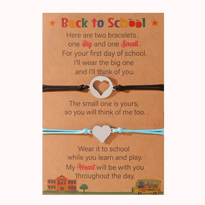 Dettaglio del set di braccialetti a cuore su cartoncino regalo per madre e figlia