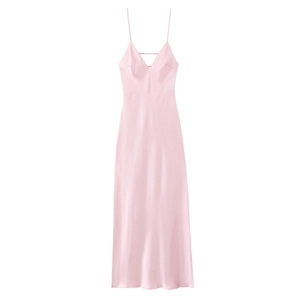 Vue détaillée de la texture satinée rose et du décolleté en V de cette robe longue chic