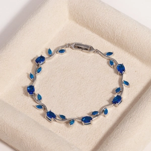 Makroaufnahme von Luxus Silberarmband mit tiefblauen Zirkonia im Oval- und Marquise-Schliff