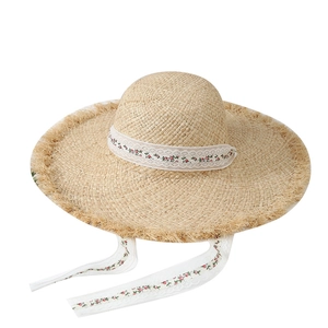 Chapeau de soleil en raphia style français avec ruban fleuri et bords effilochés