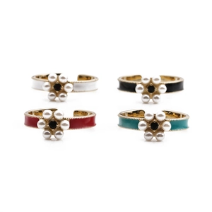 Detailansicht von 4 Emaille-Blumenringen mit Perlen und verstellbaren Goldbändern