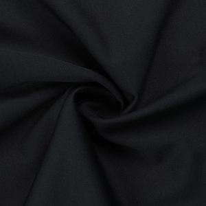 Gros plan d'un textile noir montrant le tissage fin et les détails de drapé du tissu