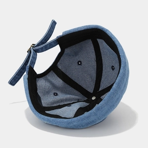 Bonnet miki en denim bleu rétro avec boucle métallique réglable et design de style docker