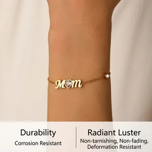 Détail du bracelet en chaîne dorée avec breloque MOM et zircon cubique en forme de cœur