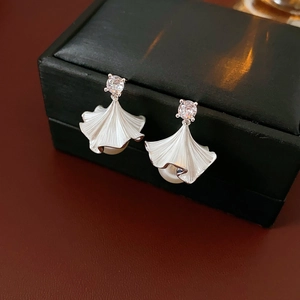 Détail de boucles d'oreilles feuille de ginkgo en argent avec perles blanches et écrin
