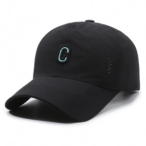 Leichte atmungsaktive schwarze Baseballkappe mit blauem Buchstaben C für den Sonnenschutz im Freien