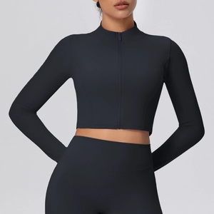 Eng anliegende schwarze Sportjacke mit Reißverschluss und Leggings für Yoga und Sport