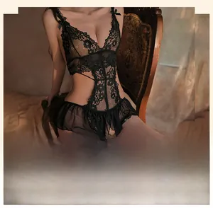 Gros plan sur un body en dentelle noire avec décolleté en V profond et jupe en voile