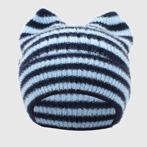 Nahaufnahme der gestreiften Stricktextur und Katzenohr-Design an der Wintermütze