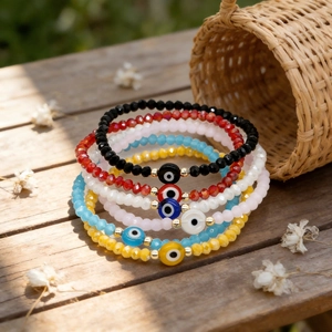 Bracelets multicouches à perles œil grec colorées avec perles en verre et détails dorés