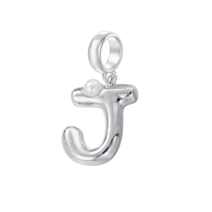 Détail d'un pendentif en forme de lettre J argentée orné d'une perle blanche ronde
