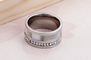 Dettaglio anello argento con inserto in conchiglia bianca e pavé di zirconi lucenti