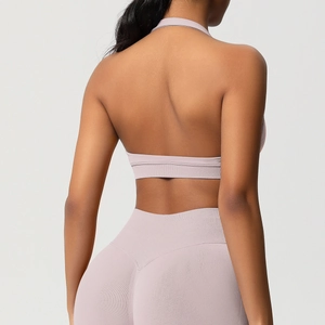 Vue arrière de la brassière de yoga dos nu et legging sans couture en tissu côtelé