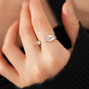 Vue rapprochée d'une bague étoile réglable plaquée or 18k avec zircons étincelants