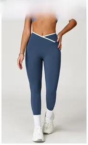 Detail van hoge taille yoga legging met V-vormig kruisontwerp en witte bies in badge blauw