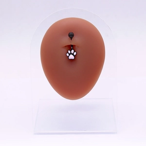 Piercing de nombril patte de chat rose et noire avec tige en métal noir sur modèle