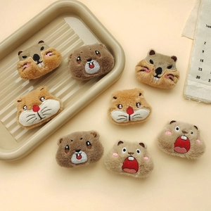 Spille decorative in peluche a forma di marmotta in varie tonalità di marrone