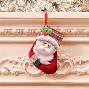 Chaussette de Noël avec Père Noël 3D et bordure en fourrure sur cheminée décorée