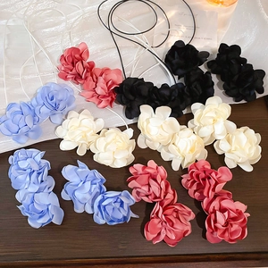 Élégantes Grandes Boucles D'oreilles Fleur En Tissu Satin Avec 925 Sterling Silver Earring Post Et Collier Choker Pour Femme Vacances