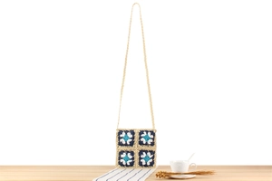 Détail d'un sac bandoulière au crochet fait main avec motifs de carrés granny