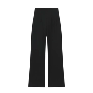 Gros plan du pantalon noir à taille haute et jambes larges avec détails plissés élégants