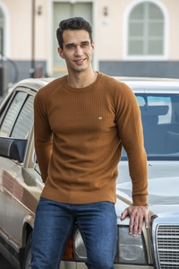 Détail de la maille gaufrée caramel et du col rond sur ce pull en tricot pour homme