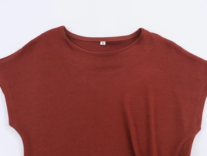 Détails du col et de l'épaule d'un haut en maille fine de couleur brun-rouge, taille S