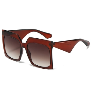 Occhiali da sole squadrati oversize color ambra con lenti sfumate e aste geometriche ampie