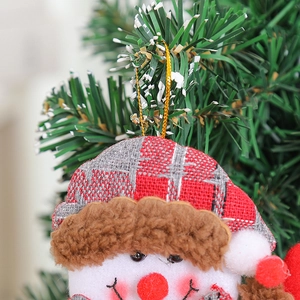 Pendaglio pupazzo di neve in peluche con cappello a quadri su rami di albero di Natale