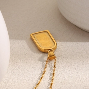 Vue macro du pendentif tarot en acier inoxydable plaqué or 18K avec fini texturé