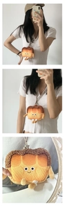 Détail du porte-monnaie toast en peluche avec visage brodé et cordon pratique