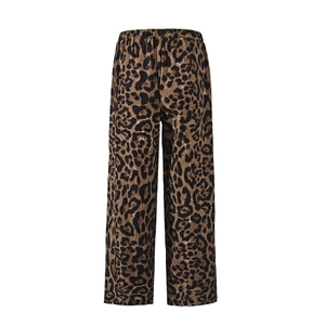 Dettaglio dei pantaloni a gamba larga con stampa leopardata e vita alta elastica