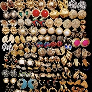 Collezione dettagliata di orecchini vintage in metallo oro e argento con perle e gemme