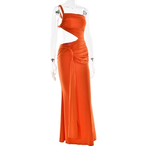 Détail d'une robe longue orange à une épaule avec découpes à la taille et drapé élégant