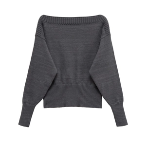 Maglione in maglia grigio antracite con scollo a barchetta e polsini a costine su bianco