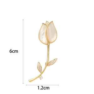 Elegante gouden tulpenbroche met natuurlijke schelpenblaadjes en zirkoon, maat 6cm x 1,2cm