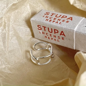 Minimalist 925 sterling silver open ring with geometric chain design on kraft paper