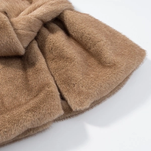 Détail de la fourrure synthétique camel montrant la texture douce et les fibres de la veste