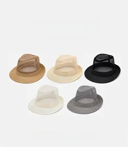 Détail de chapeaux fedora en maille respirante en cinq couleurs pour protection solaire