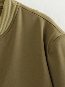 Λεπτομέρεια του χακί τζάκετ με ύφασμα twill και πλεκτή ριμπ λαιμόκοψη στις άκρες