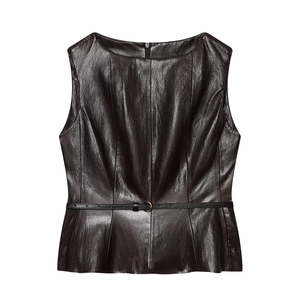 Top senza maniche effetto pelle con cintura in vita in marrone scuro e nero chic