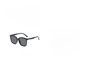 Détail de lunettes de soleil carrées pour enfants en noir et crème avec rivets en métal
