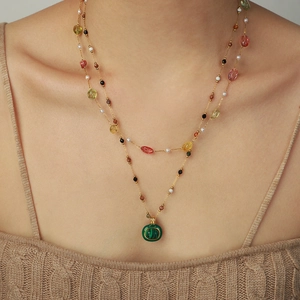Collier double rang doré avec perles colorées et pendentif rond en pierre naturelle verte