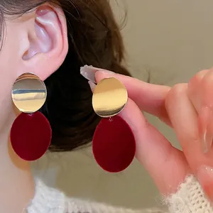 Boucles d'oreilles rétro avec disques en métal doré et pendentifs ovales floqués rouges